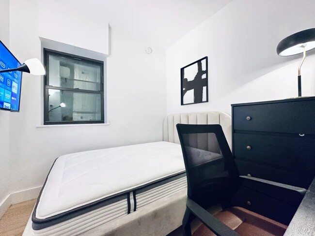 Foto del edificio - Furnished room/NOT APARTMENT