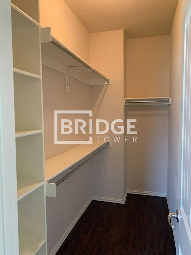 Building Photo - 1827 Willowbrook Dr