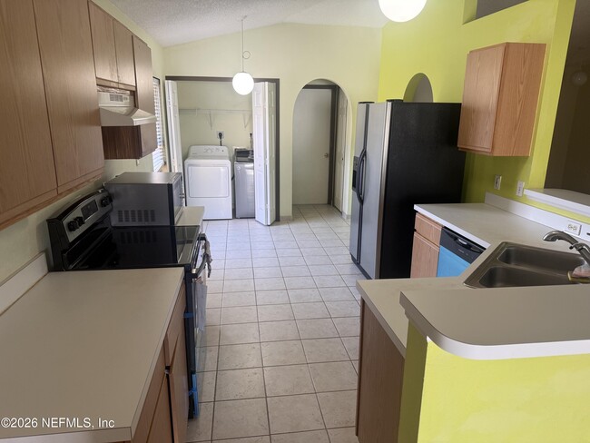 Building Photo - 2157 Willesdon Dr W