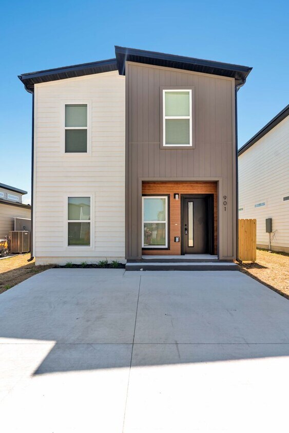 Foto principal - BRAND NEW 2 BR 2 BA Near Walmart HQ!