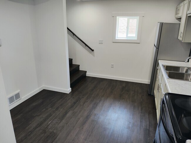 Cocina/Comedor - 621 W 8th St