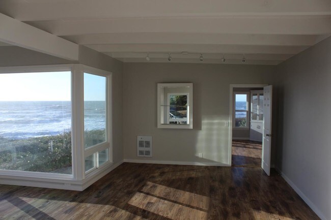 Building Photo - 2 bedroom in Pescadero CA 94060
