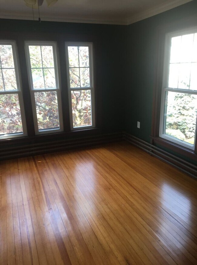 Building Photo - 261 Mullin St