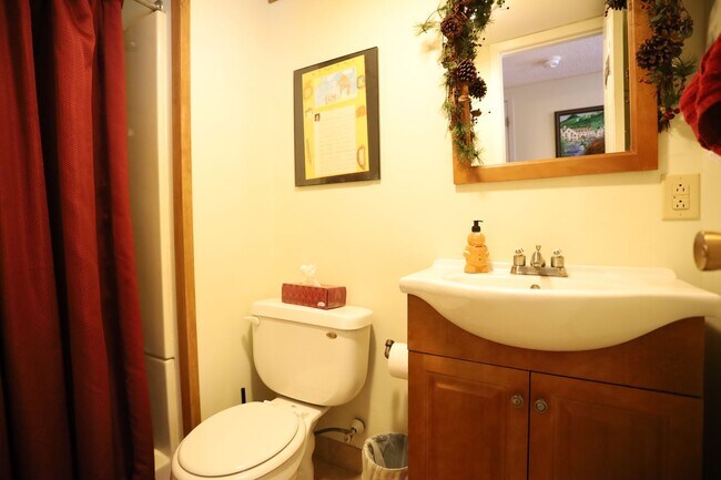 Foto del edificio - Seasonal 6 Month Lease Available!  $1,700/ mo Charming Two-Bedroom Condo in Waterville, NH!