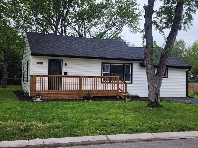 Building Photo - 1005 S Brockway St