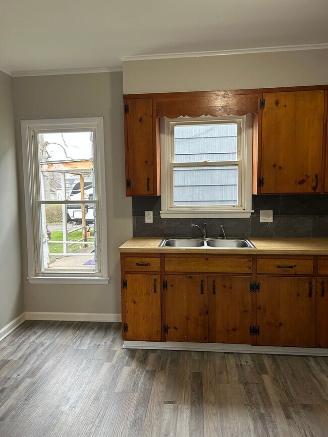 Foto del edificio - 112 W 3rd St N