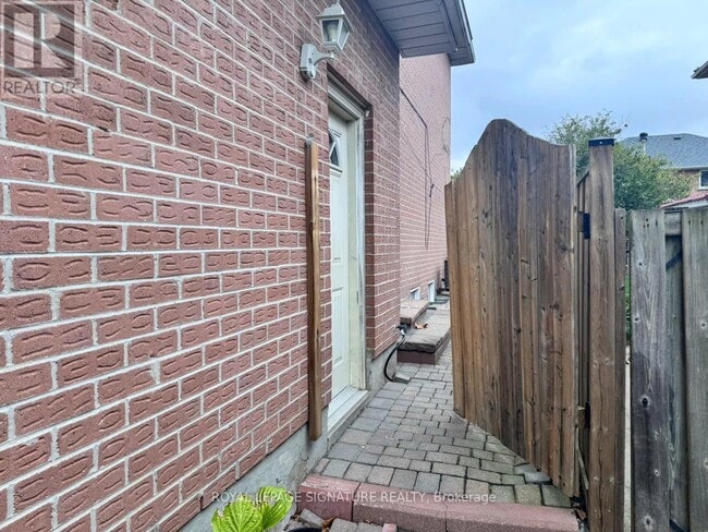 Building Photo - 285 Mississaga St