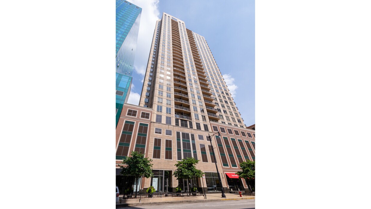 Primary Photo - 1111 S Wabash Ave