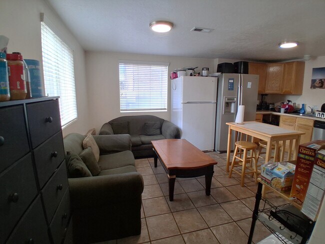 Building Photo - 652 E 700 N