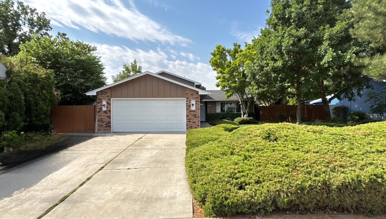 Primary Photo - 8809 W Donnybrook Dr