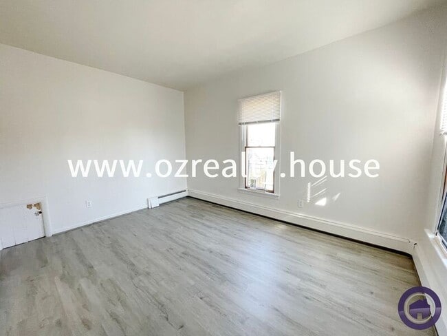 Foto del edificio - 215 E Reed Ave