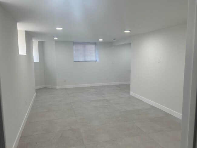 Foto del edificio - 437 Bramhall Ave