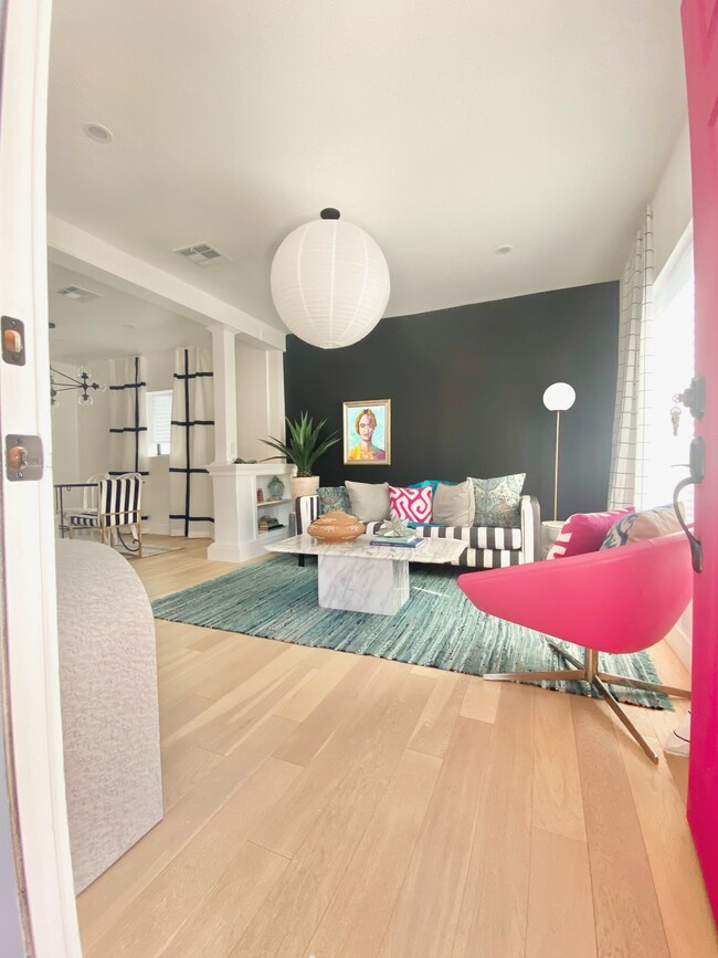 Living room - 1506 E Monroe St