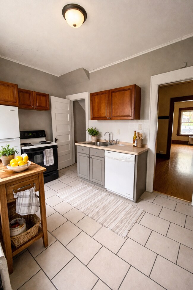 Foto del edificio - AVAILABLE JUNE - 4 Bed 1 Bath Townhome