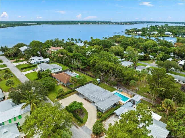 Building Photo - 530 S Manor Dr