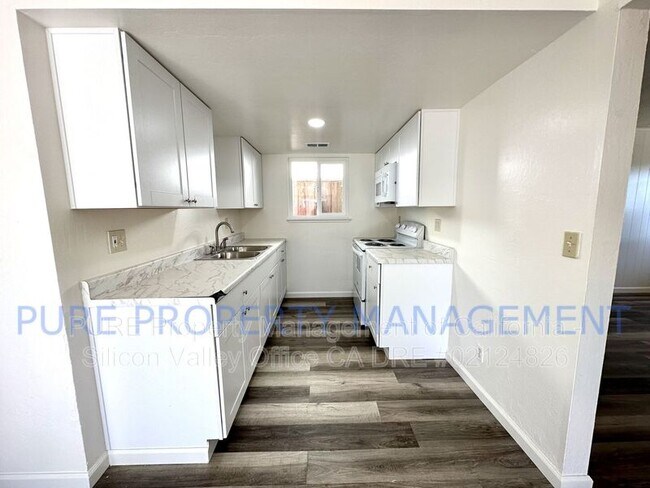 Building Photo - 555 Bridge St