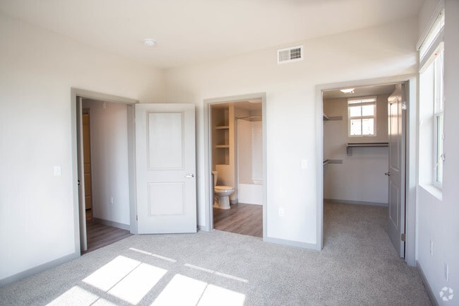 2BR, 2BA-1093 SF - AMLI Camarillo