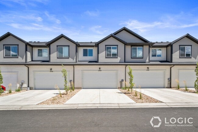 Building Photo - Beautiful Townhome in Wonderful Location!
