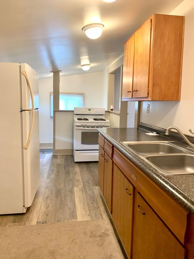 Building Photo - Gorgeous Three Bedroom House