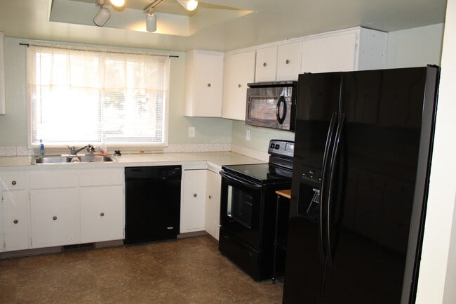 Building Photo - 4615 Maplewood Ct
