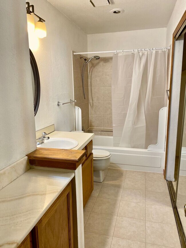 Foto del edificio - Evolve Real Estate: Beautiful Condo in Garrison Square Available June 3rd!