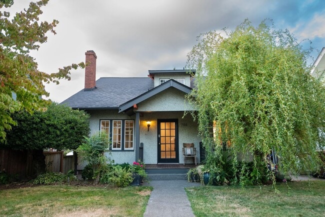 Building Photo - 5-Bed / 3-Bath Quaint & Modern Spacious Ta...