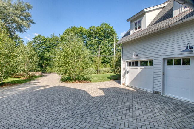 Building Photo - 507 River Rd