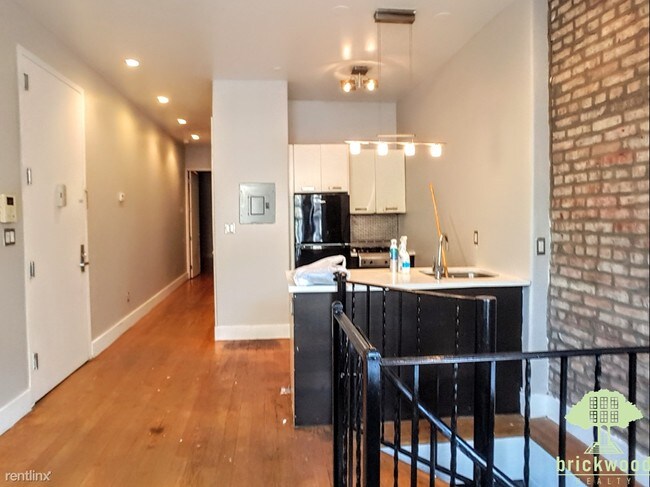 Foto del edificio - 169 Rogers Ave