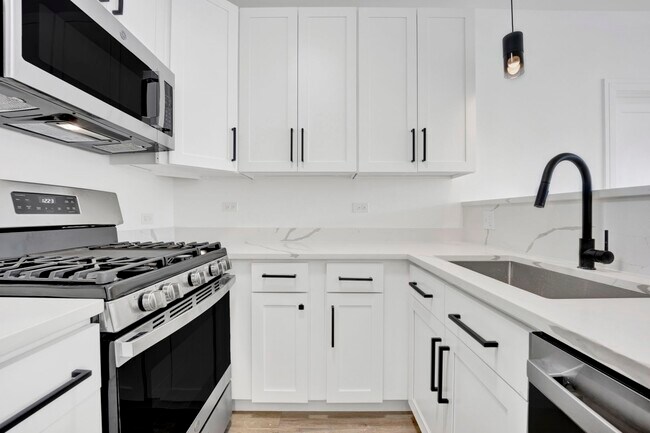 Building Photo - 4350 W Lawrence Ave