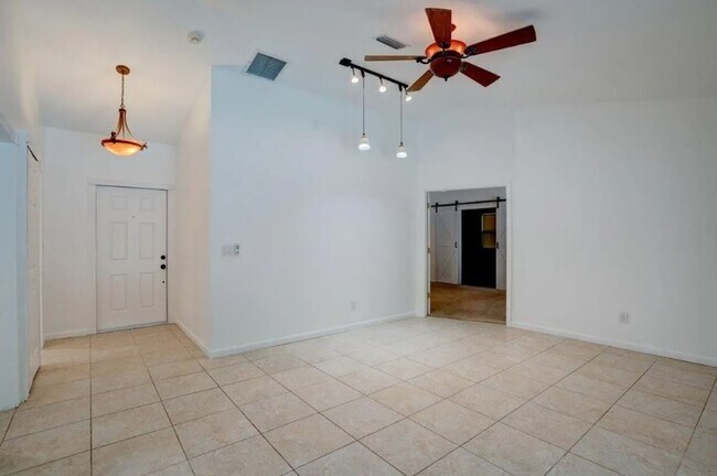 Foto del edificio - 3/2 POOL home in Harbor Estates Stuart--No HOA & Lots of Parking!