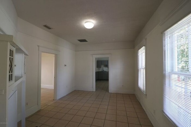 Building Photo - Large 3/2 in Brentwood!