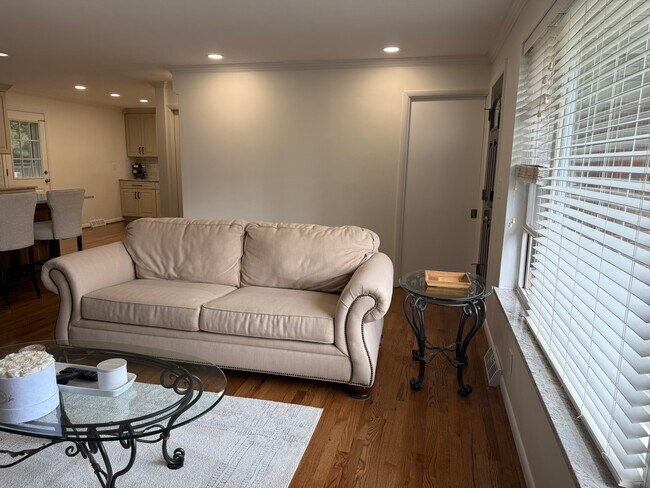 Foto del edificio - 6721 Eleck Pl