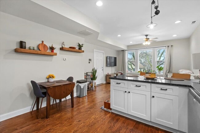 Photo - 2418 W Medill Ave Apartment