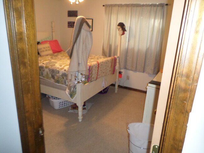 Foto del edificio - 5 bedrooms 3 bath on Shirley