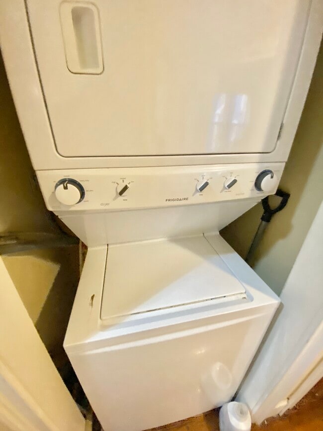 Building Photo - 731 Parker St