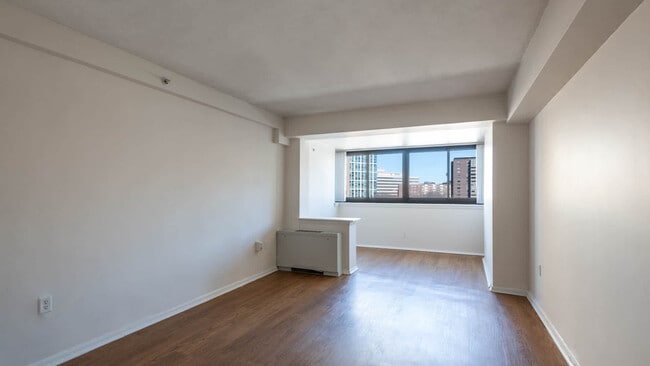 Dormitorio con suelo de superficie dura - Emerson Place