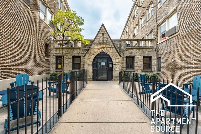 Building Photo - 5644 N Clark St