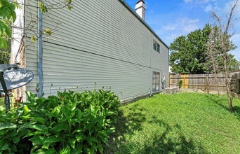 Building Photo - 13307 Robinglen Dr