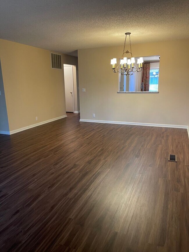 Foto del edificio - 2 Bedroom, 1.5 bathroom townhome located in a quiet neighborhood. Amenities can be transferred!  ...