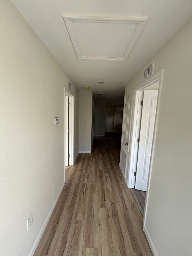 Building Photo - Three bedroom two bathroom - Lakeland