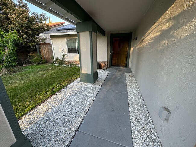 Foto del edificio - Beautiful 4 Bedroom, 2.5 Bath Home with Solar & Private Tree Enclosed Pool