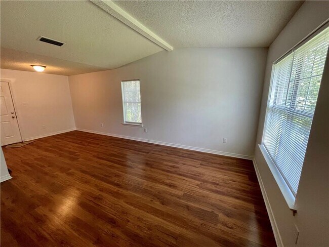 Building Photo - 6476 Bellwood Dr E