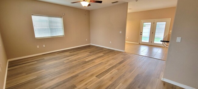 Foto del edificio - COLLEGE PARK HOME WITH 3 CAR GARAGE