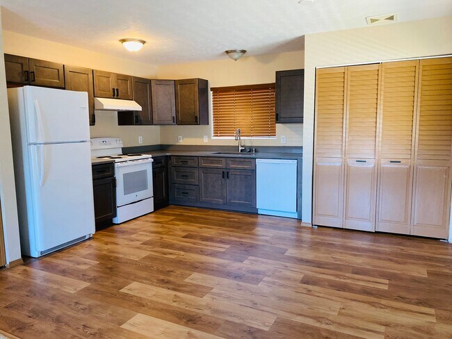 Foto del edificio - 3431-3433 E. Montgomery Ave
