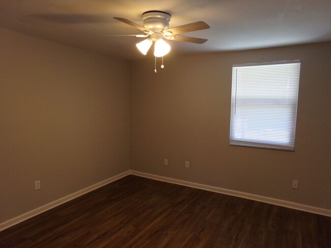 Building Photo - Spacious 2/1 Condo for Rent