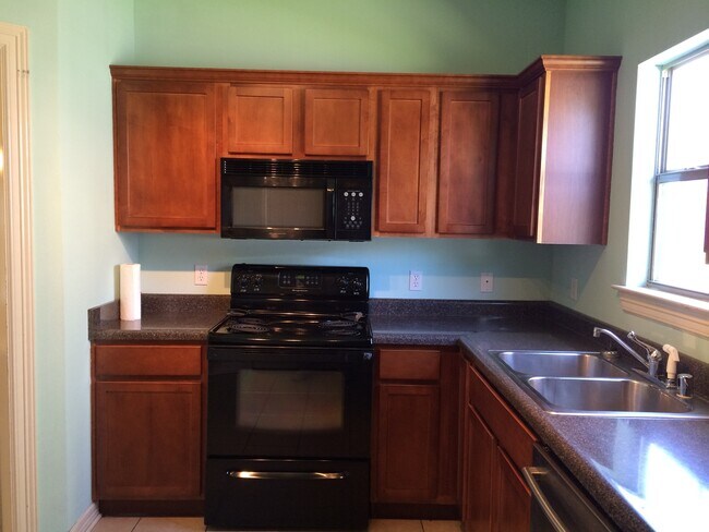 Foto del edificio - 4 Bedroom, 2.5 Bath Home With Two Car Garage