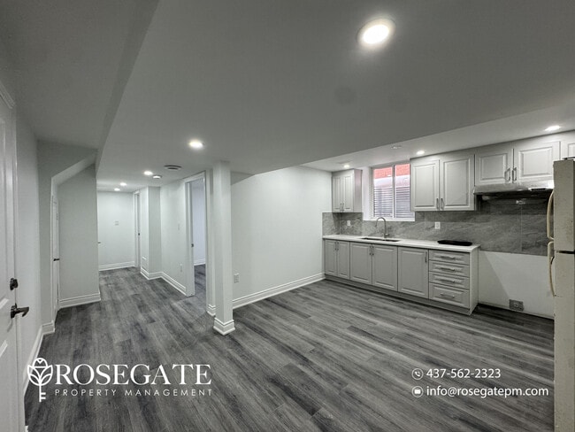 Photo du bâtiment - 2-Bedroom Basement Apartment with Parking & Private Outdoor Space – Brampton