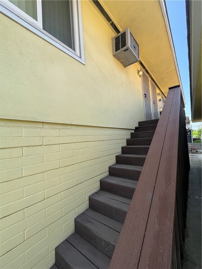 Building Photo - 10 W Cypress Ave
