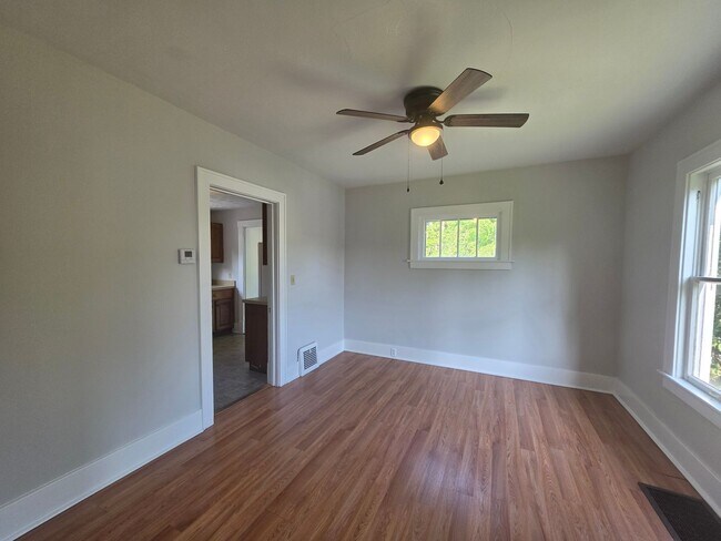 Foto del edificio - Kent 3 bedroom 1 bath Single Family Home