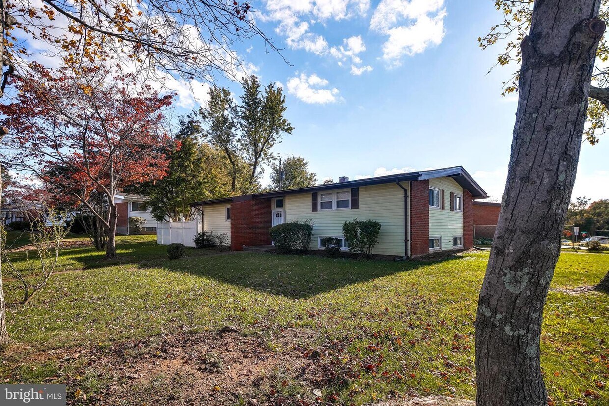 Primary Photo - 4727 Three Oaks Rd